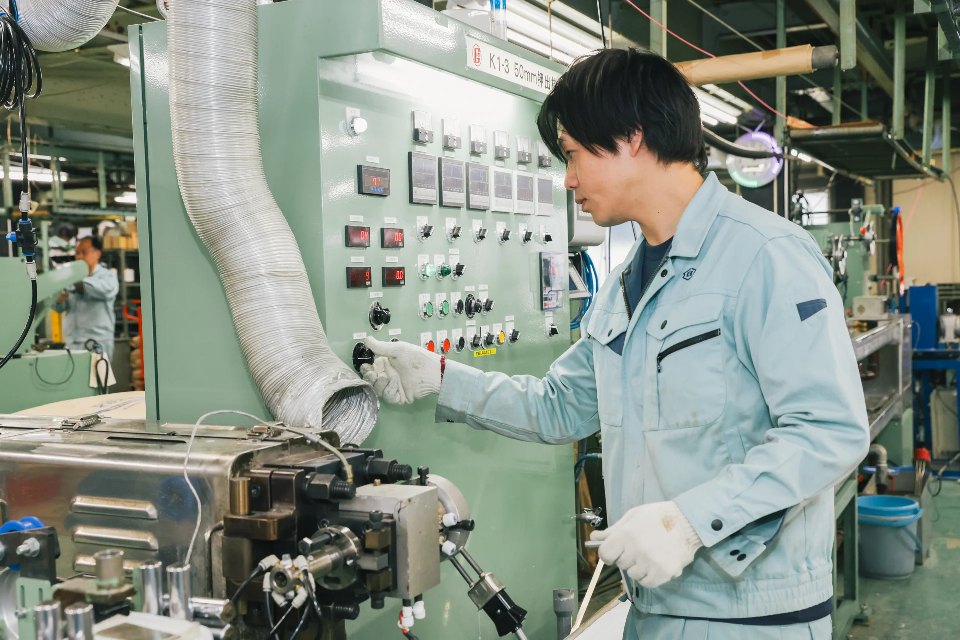 電線製造の作業風景