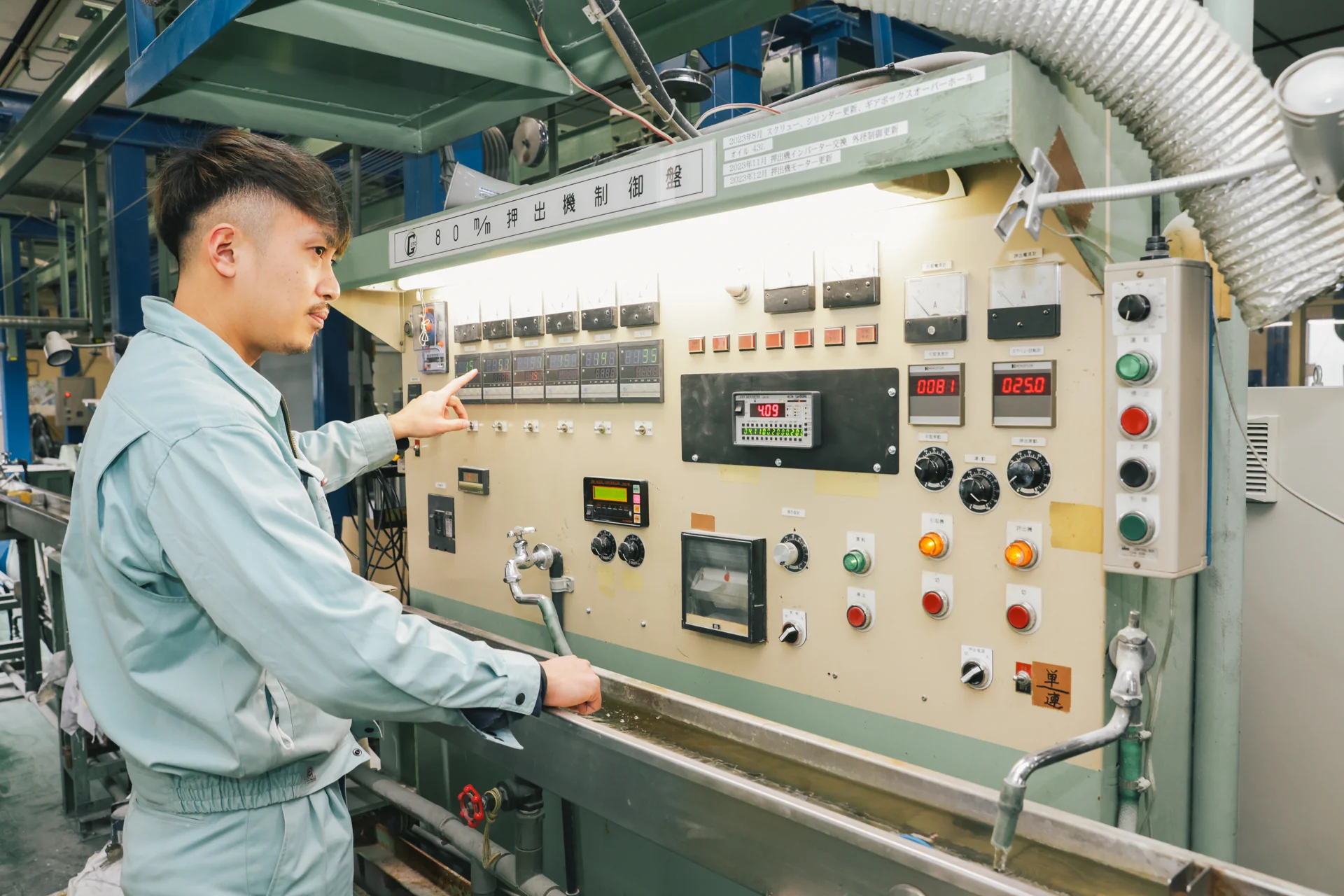 製造機械を操作する社員
