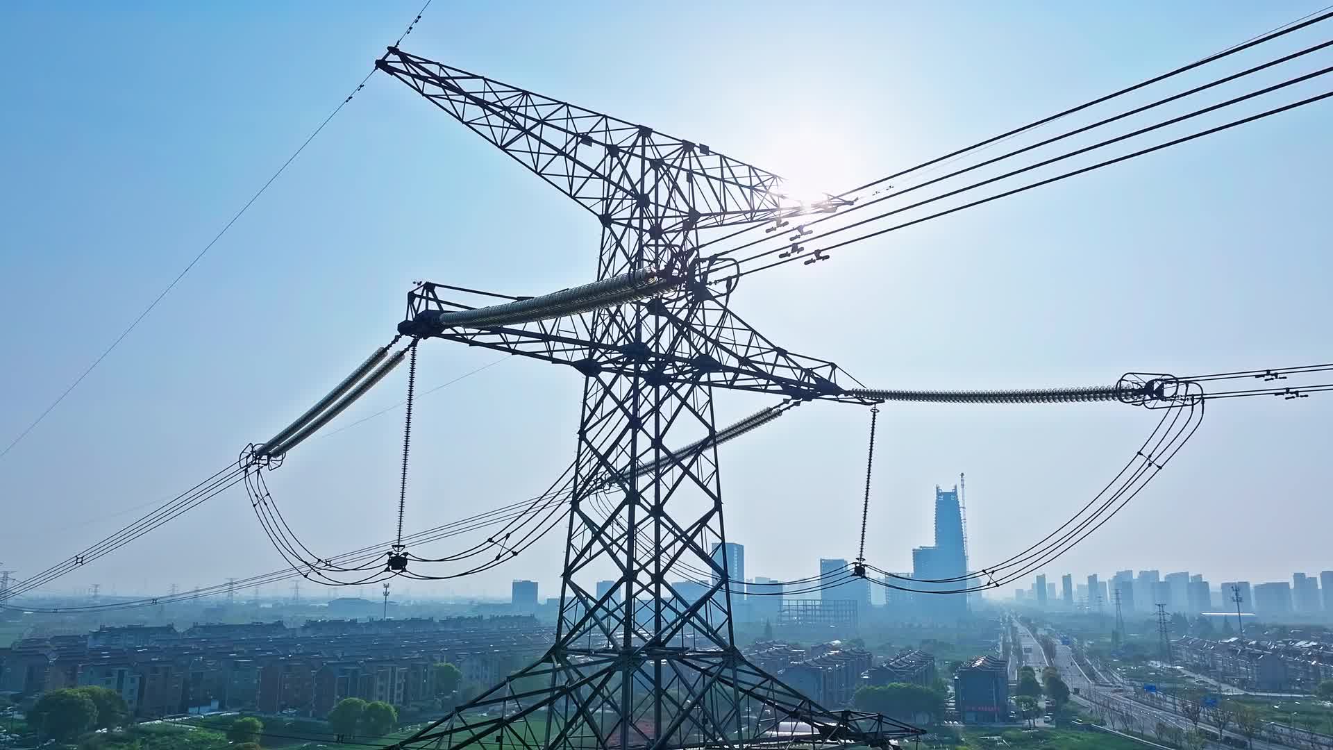 送電線と、その先に広がる街並み